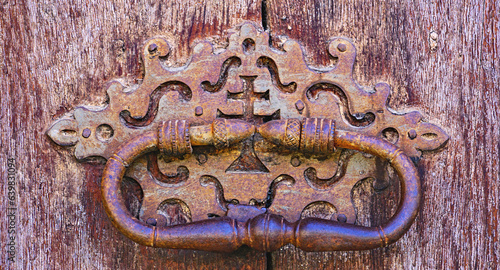 Detalle de puertas y herrería para fondos y texturas del Monasterio de Les Santes Creus en la provincia de Tarragona, Catalunya, España, Europa