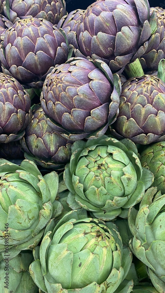 Obraz premium Beautiful Fresh Artichokes at the Market