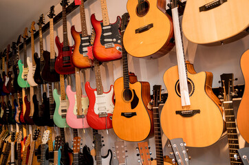 Fotobehang Muziekwinkel Rijen klassieke gitaren in muziekwinkel  © romaset