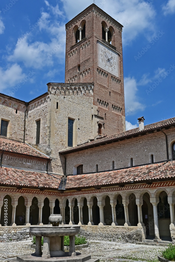 Follina, il chiostro ed il campanile della chiesa dell'Abbazia cistercense di Santa Maria - Treviso	