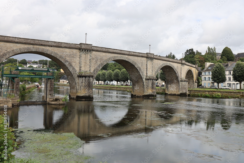 Ancien pont du chemin de fer sur la rivière Aulne, village de Chateaulin, département du Finistère, Bretagne, France