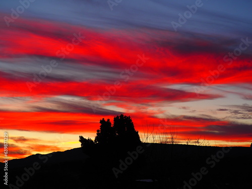 Golden yellow and orange sunset in the mountains © Búho