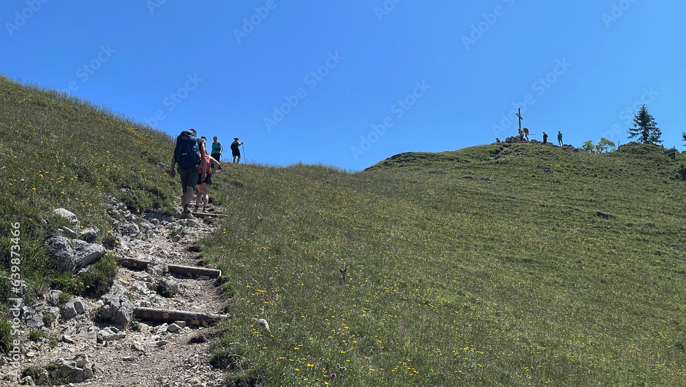 Bergwanderer von hinten auf einem Pfad unterwegs zum Gipfelkreuz der Rampoldplatte, Mangfallgebirge, Alpen, Bayern, Deutschland