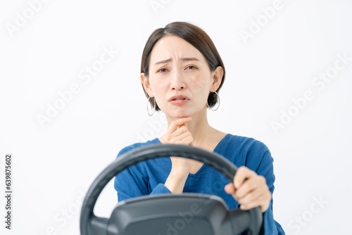 運転する女性