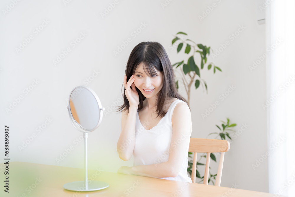 鏡を見て笑う日本人女性