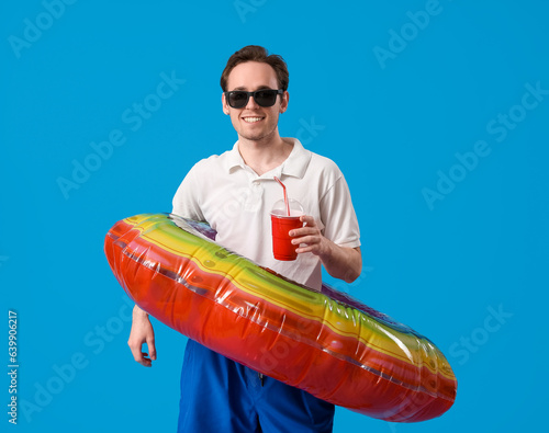 Young man with inflatable r...