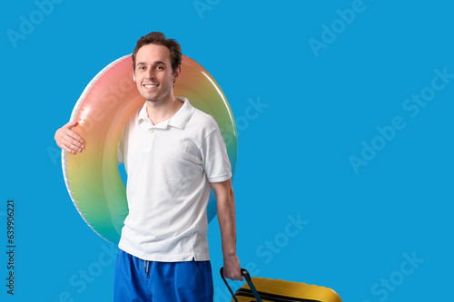 Young man with inflatable r...