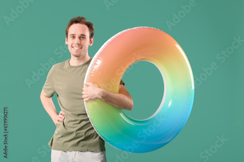 Young man with inflatable r...