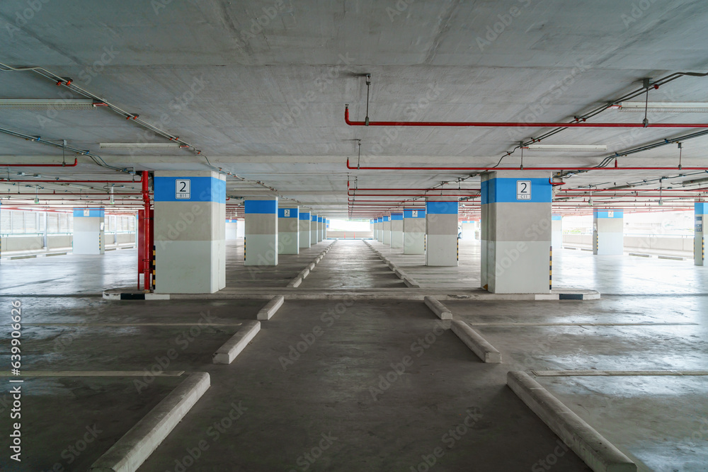 Obraz premium Vacant Parking Haven Unoccupied Space Awaits in the Garage
