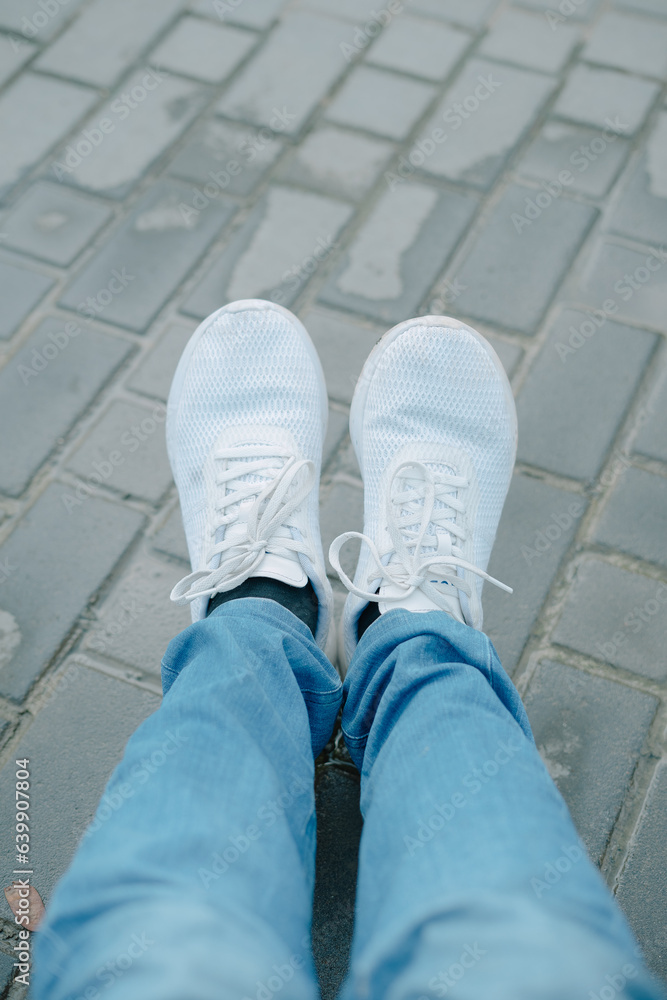 white shoes with matching jeans