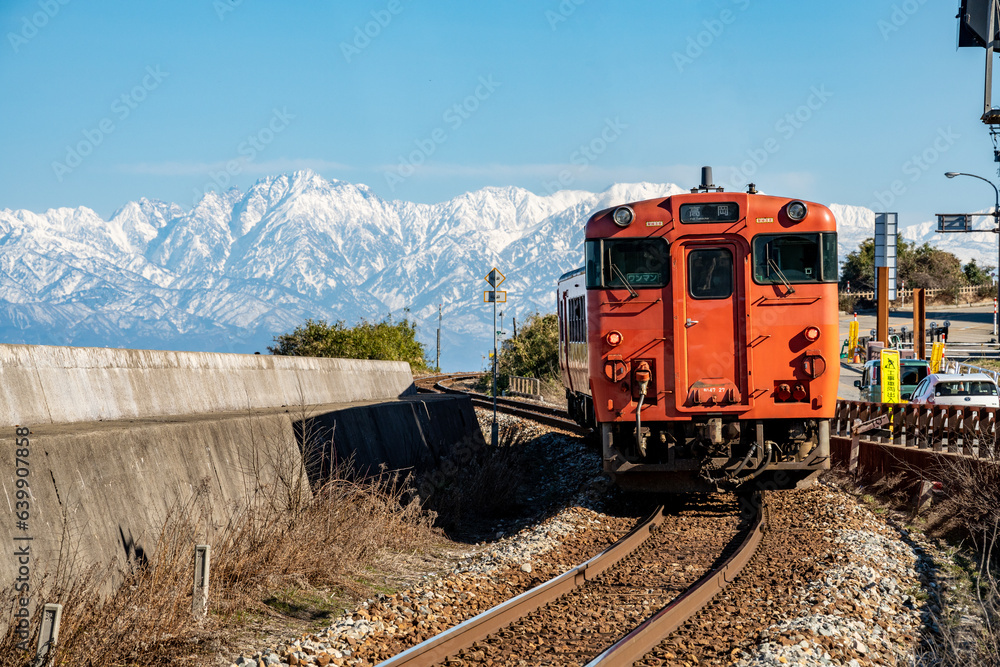 Obraz premium 雨晴海岸にて 海岸沿いを走る氷見線と立山連峰-3