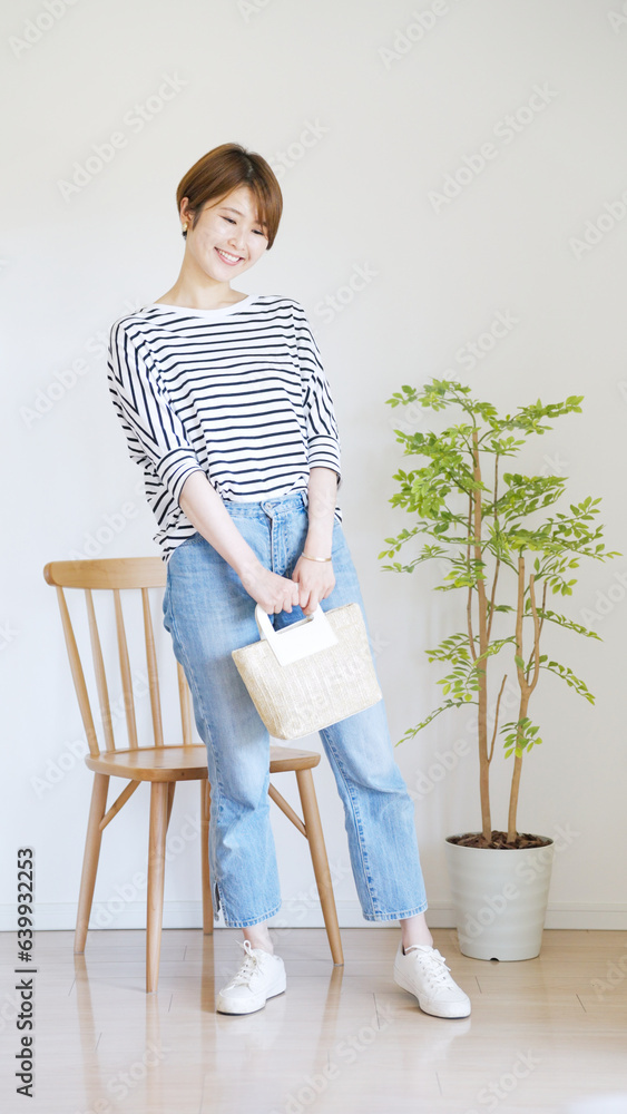 女性の春服夏服のファッションコーディネート全身（縦向き）