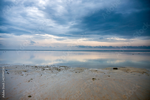 Fototapeta Naklejka Na Ścianę i Meble -  Beautiful sunset on the ocean beach in Thailand