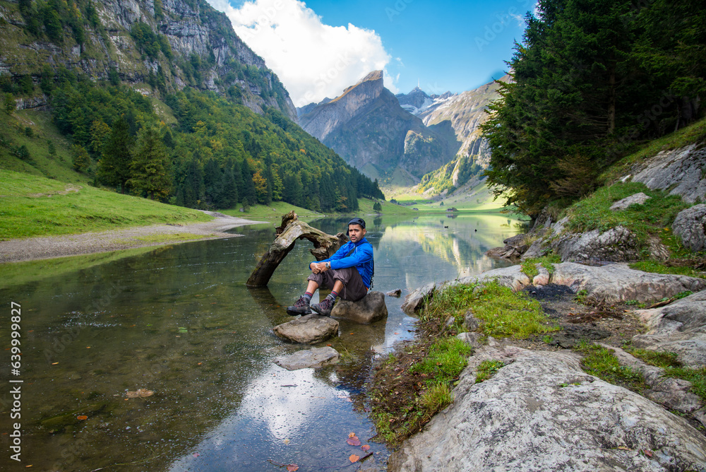 Bergidylle am Seealpsee in Appenzell in den Schweizer Bergen: Ein Wanderer genießt alpine Schönheit an einem Herbsttag. Landschaft Bergidylle Panorama. Bergidylle am Seealpsee in Appenzell in den Schweizer Bergen: Ein Wanderer genießt alpine Schönheit an einem Herbsttag. Landschaft Bergidylle Panorama.