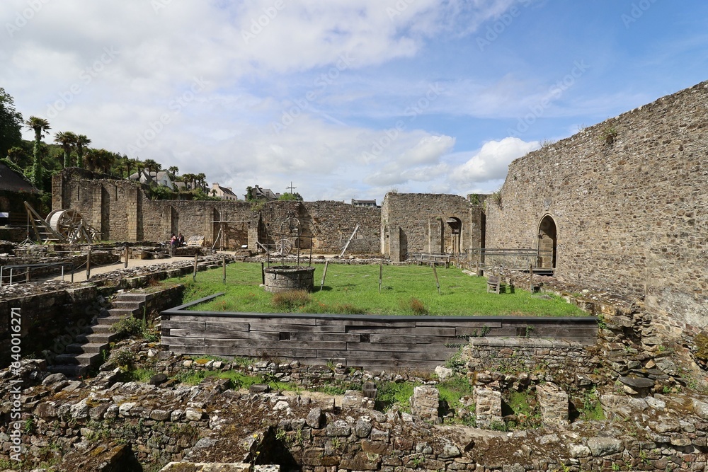 Ruines et vestiges de l'ancienne abbaye, village de Landevennec, département du Finistère, Bretagne, France