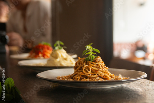 Lindo prato de comida feito em restaurante caro.