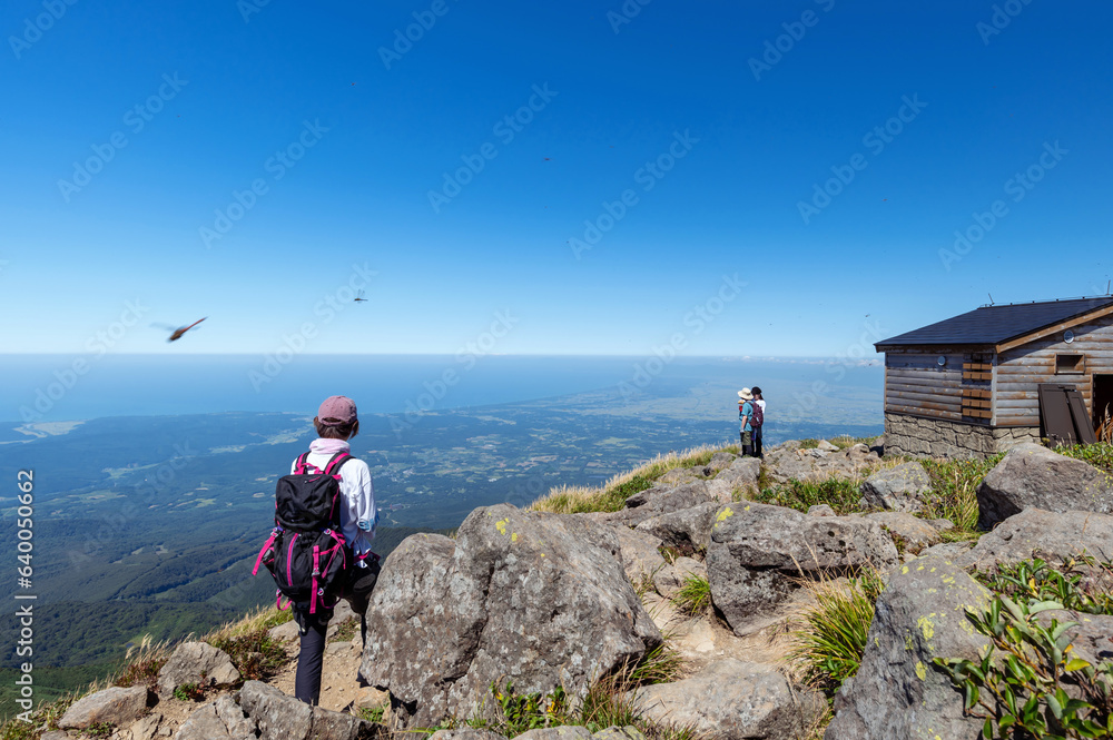 【青森・岩木山頂】山頂に立つ登山者。山頂から日本海、津軽平野を眺望する。 【青森・岩木山頂】山頂に立つ登山者。山頂から日本海、津軽平野を眺望する。