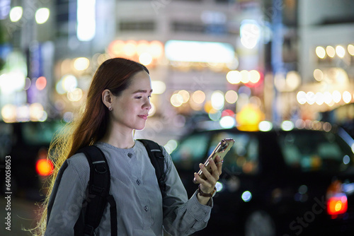 タクシーを待つ外国人の旅行者 photo