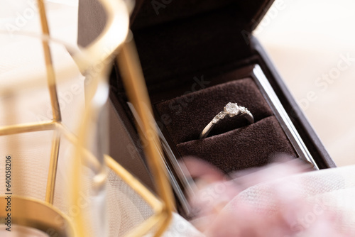 花と婚約指輪 engagement ring 