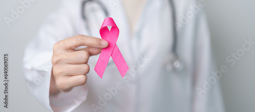 Fotografia Pink October Breast Cancer Awareness month, doctor with pink Ribbon in hospital for support people life and illness