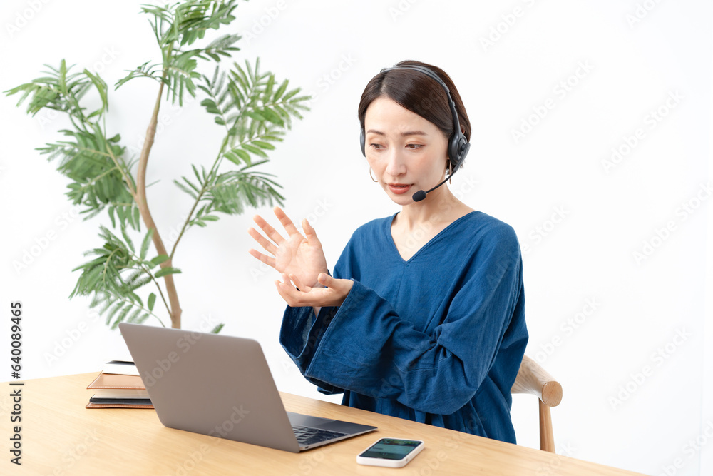 オンラインで会話をする女性