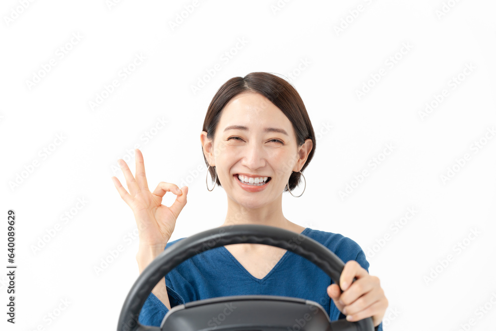 グッドサインをする若い女性のドライブイメージ