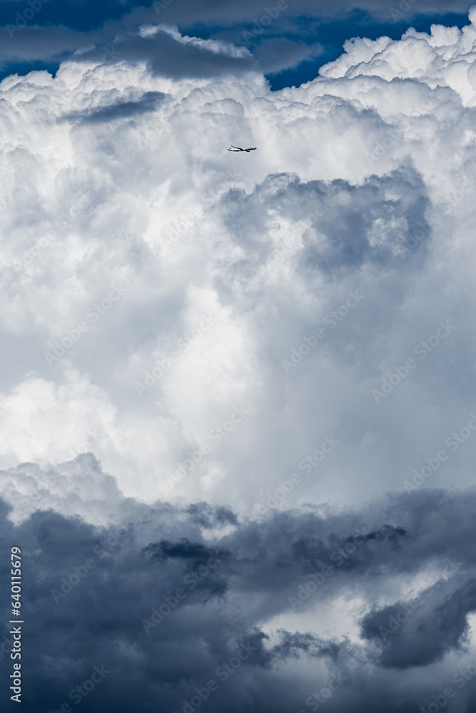 積雲の壁近く、着陸態勢に入った旅客機の点景(縦構図) 積雲の壁近く、着陸態勢に入った旅客機の点景(縦構図)