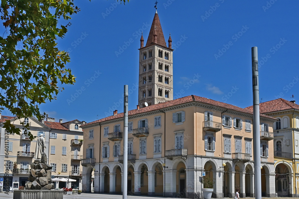 Naklejka premium Biella, Piazza del Duomo, palazzo del Comune e campanile del Duomo - Piemonte