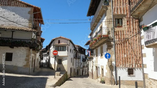 Caminando por las calles de arquitectura tradicional en la hermosa villa de Candelario, España photo