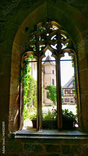 Blick durch ein Bogenfenster auf einen Turm im Kloster Bebenhausen im Sch  nbuch