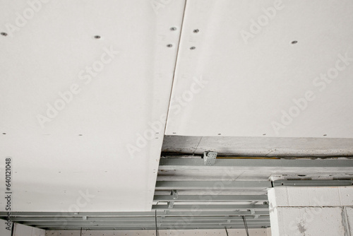 Structure with profiles and plasterboard for installation of suspended ceiling