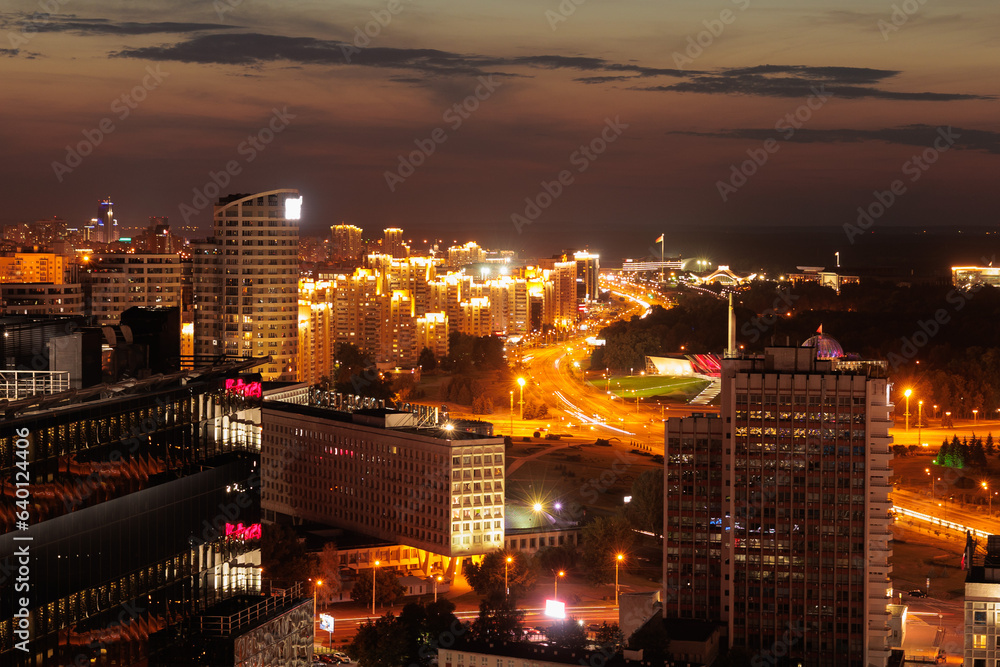 Obraz premium Top view of the night city, lights of lamps and cars in the dark