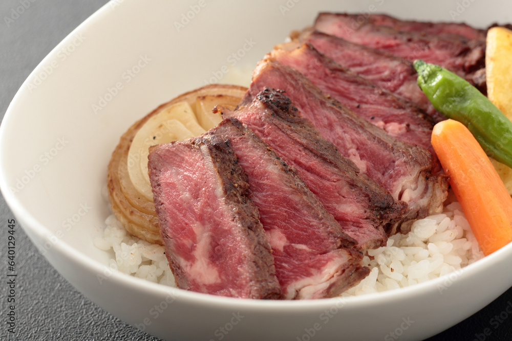 Fototapeta premium ローストビーフ丼