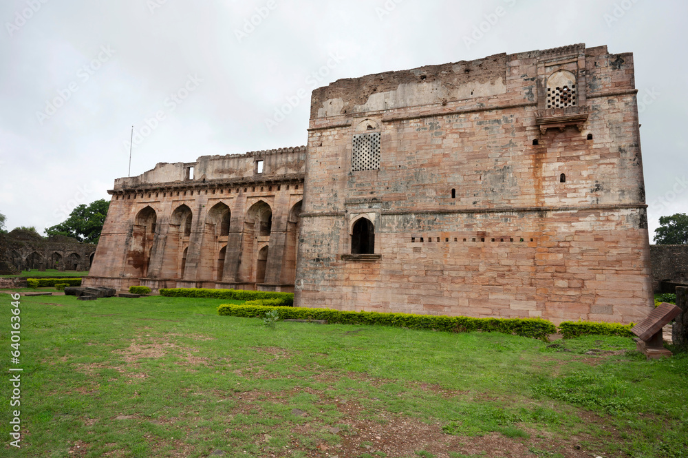 Hindola Mahal, situated in the fort, built by Sultan Ghiyasuddin Khilji, Mandu, Madhya Pradesh, India Hindola Mahal, situated in the fort, built by Sultan Ghiyasuddin Khilji, Mandu, Madhya Pradesh, India