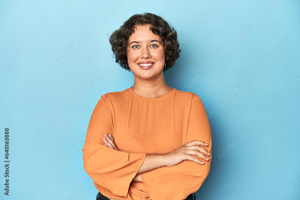 Obraz premium Young Caucasian woman with short hair who feels confident, crossing arms with determination.