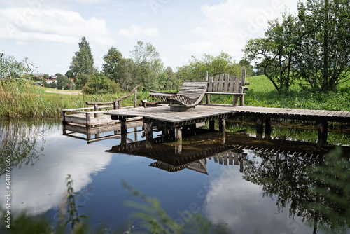 Liege in der Natur neben Weiher 