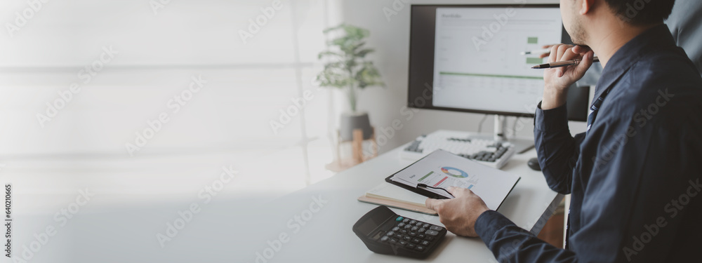 Φωτογραφία Person is looking at the meeting summaries, the executive secretary is reviewing the information and summarizing the information to submit a report to the executive for review