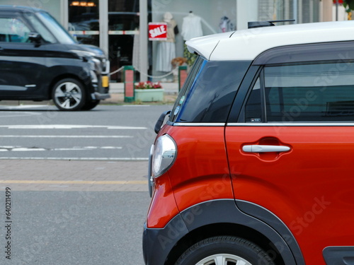 街角を行く自動車