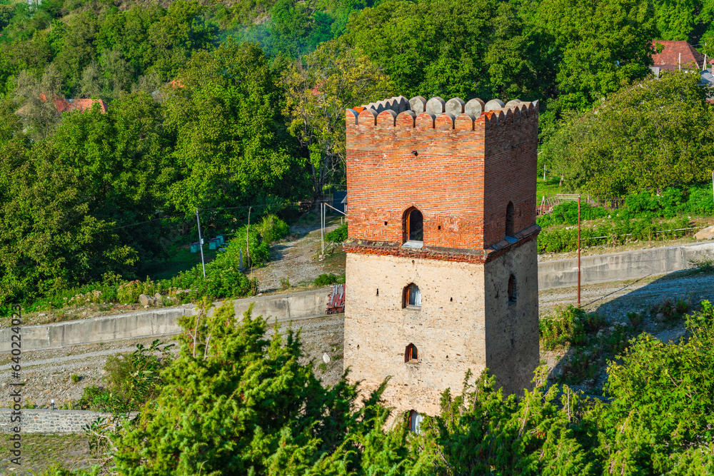 Φωτογραφία Sumug gala tower in the village of Ilisu, dates back to the 17th-18th century