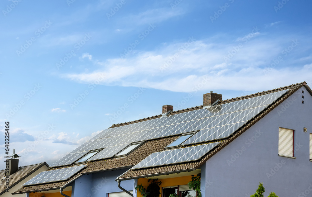 Wohnhaus mit Solarkollektoren Wohnhaus mit Solarkollektoren