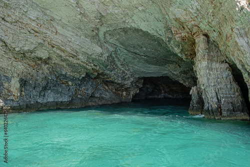 Höhlen an der Küste der Insel Zakynthos, Griechenland