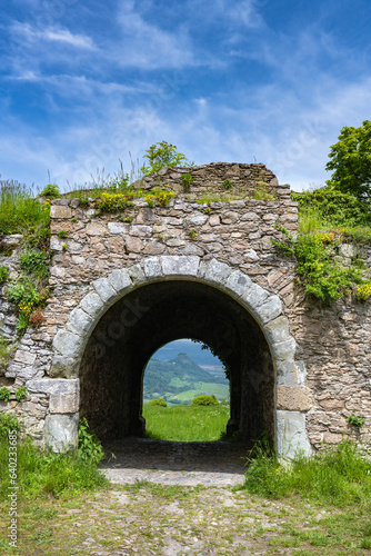 Die Festungsruine Hohentwiel mit Blick zum benachbarten Hegauvulkan Hohenkrähen