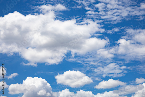 鮮やか、爽やかな青空の都会の空・雄大な清々しい空と絵本やアニメのようなもくもく雲（東京都千代田区） © nsd