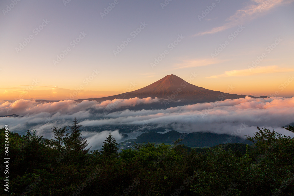 夏の新道峠から夜明けの富士山