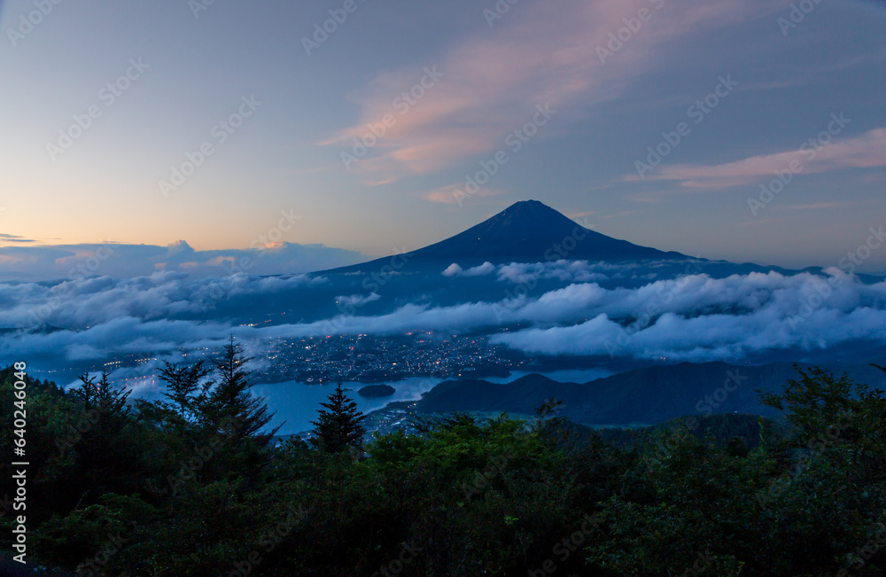 夏の新道峠から夜明けの富士山