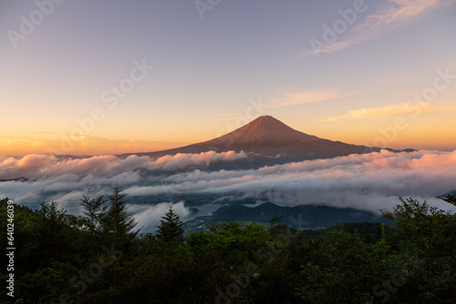 夏の新道峠から夜明けの富士山 © Umibozze