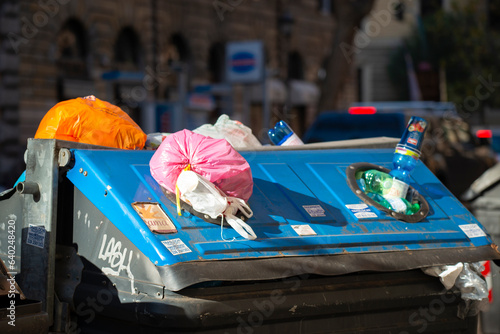 Bac à ordures dans une rue photo