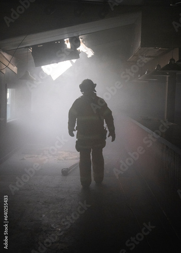 Foto Firefighters In A Smoky Building