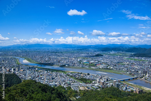 晴れた日の金華山展望台から見た岐阜県岐阜市の都市景観