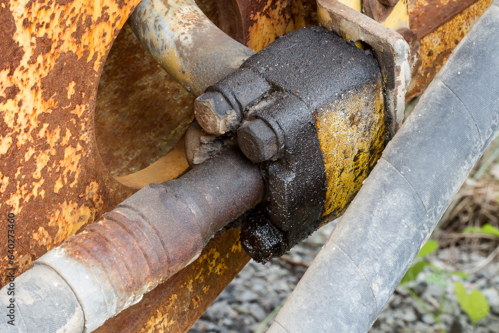 Hydraulic oil leak at the hydraulic hose assembly.Oil leak hydraulic